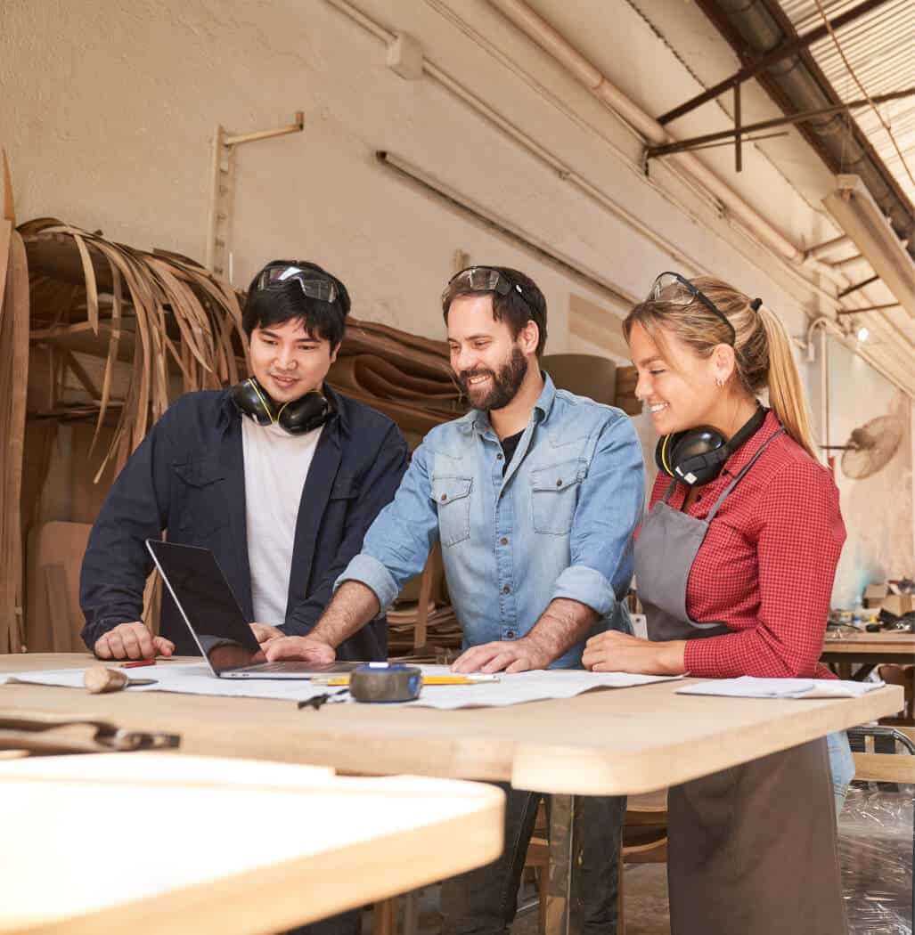 Handwerker Team in der Tischlerei am Computer